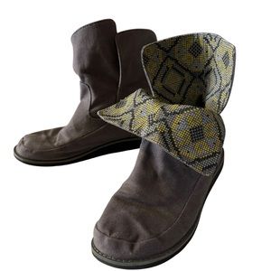 Sanuk fold down boot with patterned inside of fold down size 9